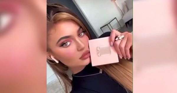 Chị em Kylie-Kendall Jenner sảy chân: Làm liều bán AirPods fake trên Instagram vì ham tiền quảng cáo?