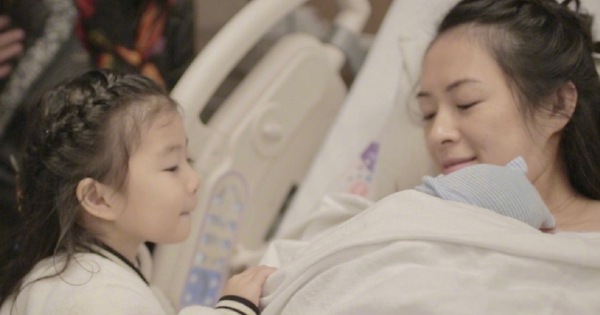 Tin vui đầu năm của Cbiz: Chương Tử Di hạ sinh quý tử thứ 2 ở tuổi 40, Uông Phong tiết lộ sức khoẻ của 2 mẹ con