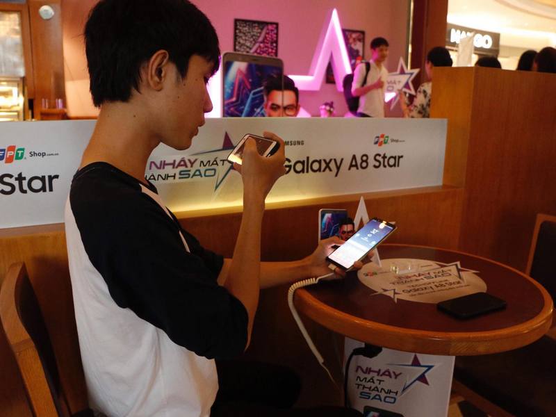 Hào hứng trải nghiệm Samsung Galaxy A8 Star vừa mở đặt trước