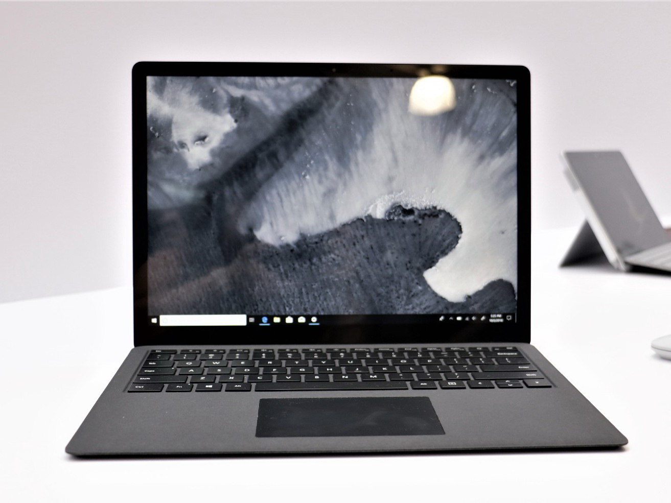 Cận cảnh máy tính xách tay Surface Laptop 2 vừa ra mắt