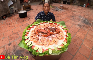 Bà Tân Vlog lại khiến dân mạng hoang mang khi sáng chế ra món ăn mới: Cơm hải sản = cơm trắng + đặt hải sản lên trên