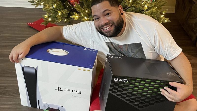 Bỏ chơi game 7 năm để lo cho gia đình, nam game thủ được vợ con tặng cả PS5 và Xbox Series X