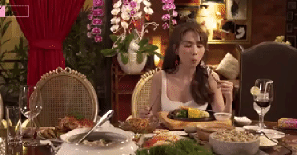Phát sốt clip bàn tiệc xa hoa của Ngọc Trinh: Một mình ăn bữa gần 20 triệu, nhưng mỗi món gắp vài miếng rồi bỏ?
