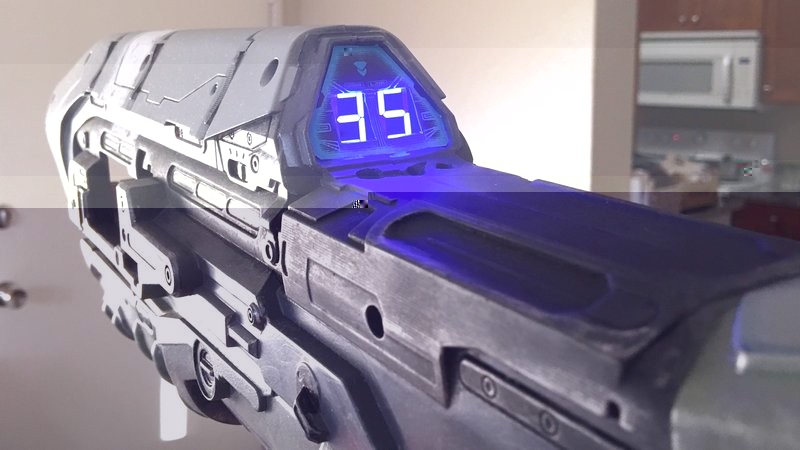 Chết ngất trước mô hình súng quá chất của game Halo