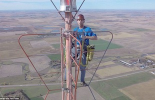 Mỗi 1/2 niên, anh chàng này lại trèo lên tòa tháp cao 457m để thay bóng đèn và kiếm được nửa tỷ
