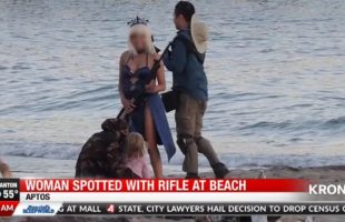 Vác súng trường chụp ảnh Cosplay, cô gái khiến cả bãi biển náo loạn