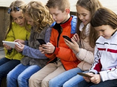 Pháp: Cấm học sinh sử dụng điện thoại trong trường học