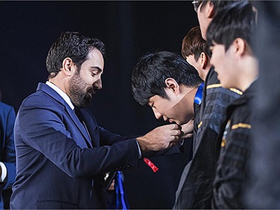 LMHT: Phản ứng của netizen Hàn khi Duke là tuyển thủ đầu tiên vô địch CKTG ở 2 đội tuyển khác nhau