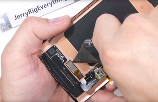 JerryRigEverything mổ xẻ Galaxy S10: Cổng USB-C hàn vào bo mạch, cảm biến vân tay siêu âm gắn chặt vào màn hình, khả năng thay thế/sửa chữa kém
