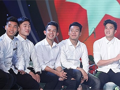 Diện đồng phục sơ mi trắng, U23 Việt Nam khiến fan bấn loạn vì quá đẹp trai