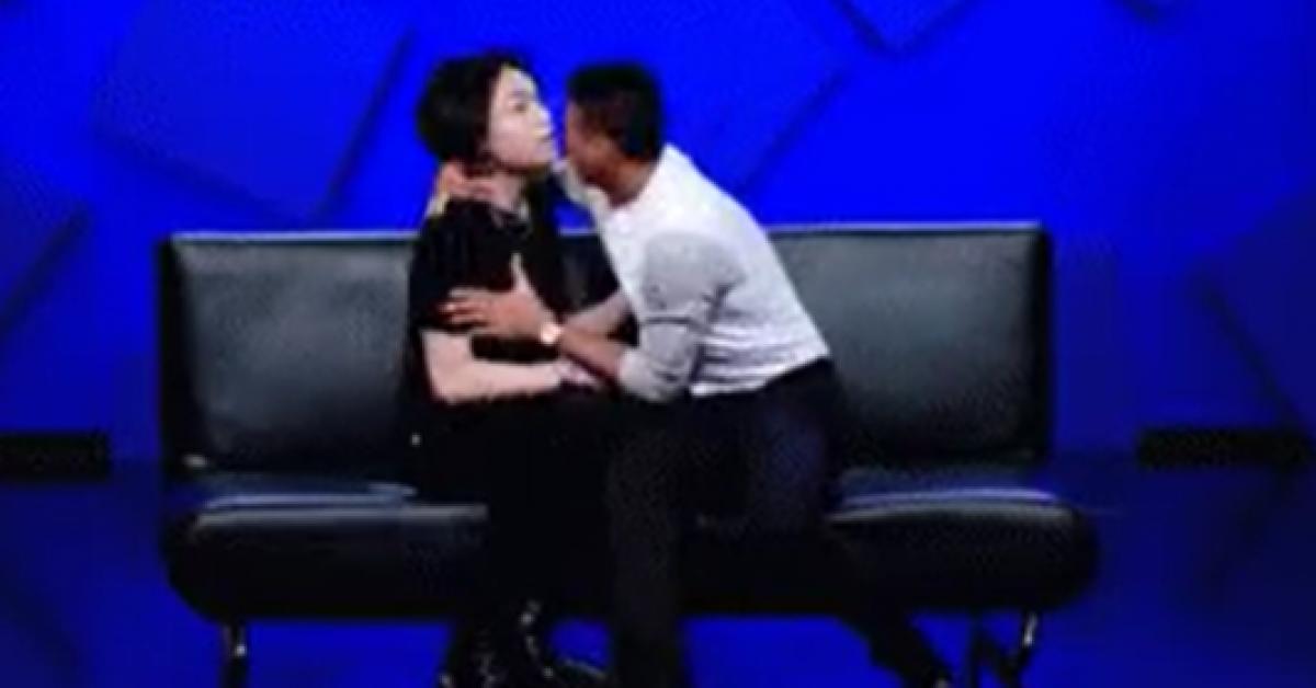 Cựu thủ môn ĐT Việt Nam gây sốc cưỡng hôn sao nam trên sóng truyền hình