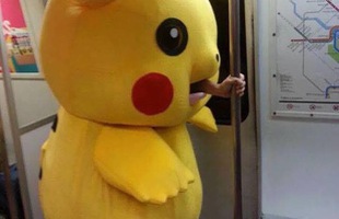 Những hình ảnh hài hước chỉ có trên tàu điện ngầm: Từ chị gái thái rau tới Pikachu thò tay ôm cột