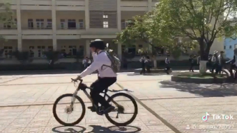 Chết cười nam sinh trang bị mũ 3, balo 3 đạp xe chạy bo vòng quanh sân trường