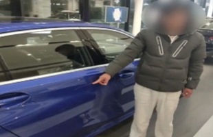 Vào cửa hàng tự làm xước xe BMW mới cứng - cách để cậu con trai đòi bố mua ô tô khiến dân mạng lác mắt