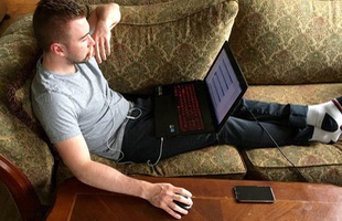 Thói quen dùng laptop tai hại có thể khiến cho nam game thủ bị hỏng 'của quý' dẫn tới vô sinh