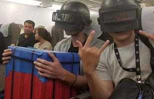 2 thanh niên cuồng PUBG đội mũ 3 ôm hòm thính lên máy bay, còn hỏi cộng đồng 'Nhảy đâu đây mấy bác?'