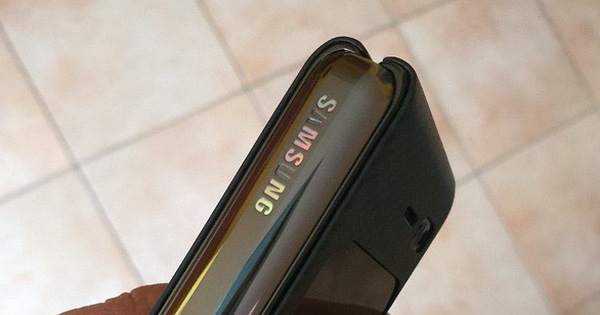Galaxy Fold bị bong chữ Samsung chỉ sau vài tuần sử dụng