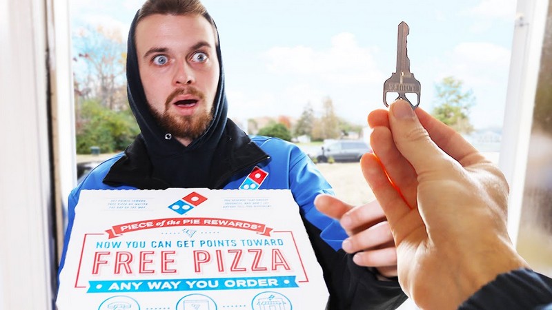 Đi ship pizza cho Youtuber nổi tiếng, shipper số đỏ được tip sương sương … 1 ngôi nhà