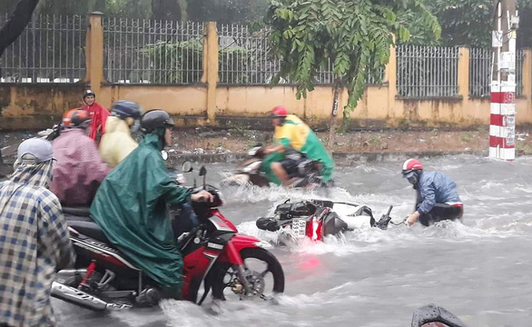 Bao giờ hết cảnh nước tuôn như thác làm trôi xe, té người khi mưa lớn?