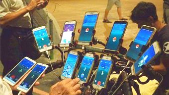 Choáng với cụ ông 70 tuổi chơi Pokemon GO bằng 11 chiếc Smartphone