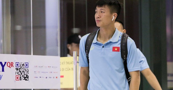 Tuyển Việt Nam diện cả loạt AirPods và Apple Watch ra sân bay, dù mệt nhưng vẫn 