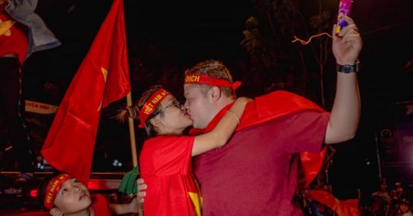 Hình ảnh “ngọt hơn đường” của cặp đôi hôn nhau khi “đi bão” mừng ĐT Việt Nam chiến thắng