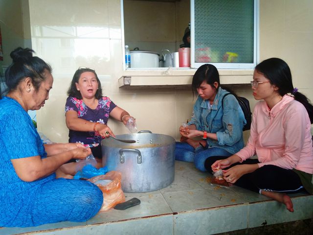 Phú Quốc: Vừa bán vé số vừa “thổi lửa” nấu cơm cho người dân chạy lũ