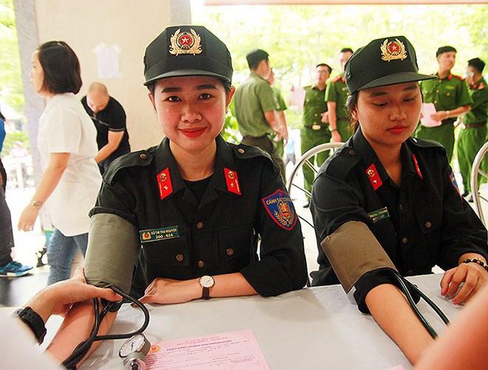 Ấn tượng mạnh với hình ảnh nữ Công an Thủ đô xinh tươi khi hiến máu tình nguyện