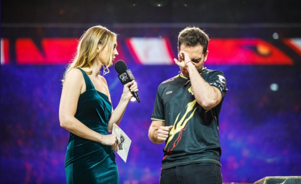 “Fan cứng” xinh đẹp của G2 Esports bật khóc nức nở khi chứng kiến đội nhà thất bại cay đắng trong trận chung kết