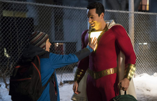 Sau thành công vang dội của Aquaman, nhà DC trình làng SHAZAM – siêu anh hùng tuổi teen nhưng sở hữu sức mạnh siêu phàm khiến Superman cũng phải “trầm trồ”