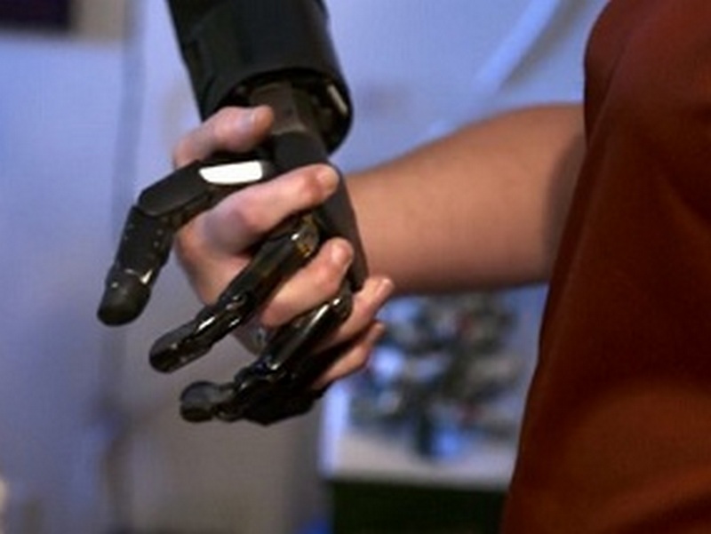 Người đầu tiên dùng trí não điều khiển cánh tay robot