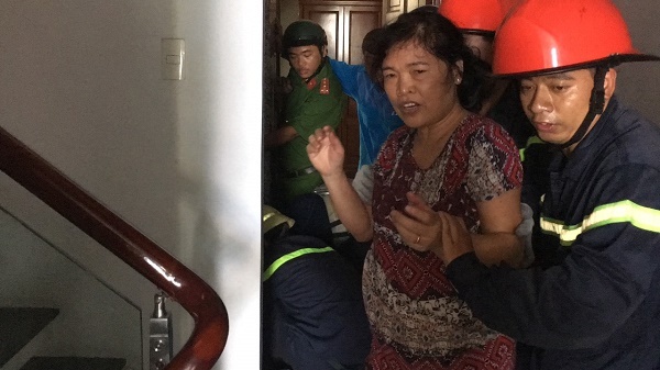 Phá cửa thang máy cứu bé trai 8 tháng tuổi và bà nội đang la hét ở Sài Gòn