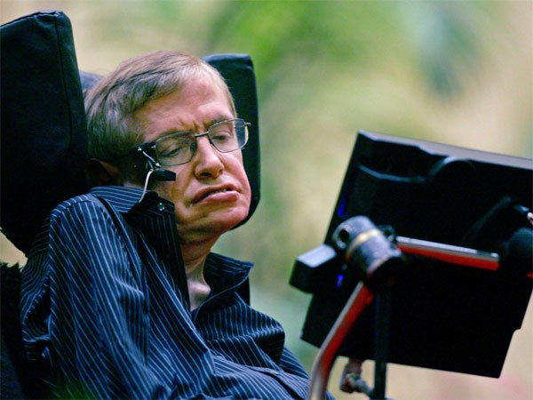 Nhà khoa học vũ trụ Stephen Hawking qua đời ở tuổi 76