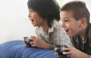 Có phải trẻ em chơi game nhiều sẽ trở nên thông minh hơn?