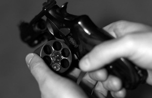 Đắng lòng nữ cảnh sát bị đồng nghiệp sát hại khi chơi trò chơi siêu mạo hiểm cò quay Nga
