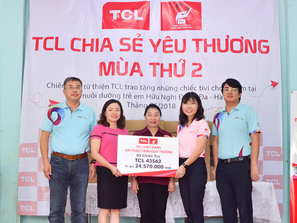 TCL tiếp tục trao tặng tivi cho trẻ em mồ côi và khuyết tật tại Hà Nội