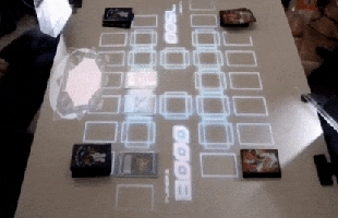 Cuối cùng thì chiếc bàn chơi bài ma thuật như trong Yu-Gi-Oh! cũng xuất hiện ngoài đời thực