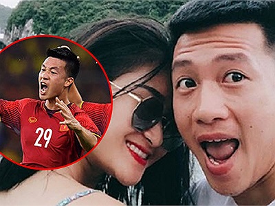 Phì cười với phong cách selfie “trăm kiểu như một” của tiền vệ Huy Hùng - Người mở tỷ số trận chung kết lượt đi AFF Cup 2018