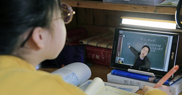 Được nghỉ học do virus rồi lại phải học online, học sinh Trung Quốc kéo đàn kéo đống vào rate 1 sao cho bõ tức