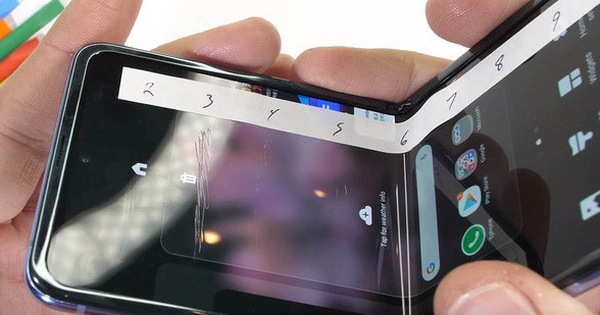 Vừa lên mạng 'bóc phốt' Galaxy Z Flip nứt vỡ khi đập hộp, người dùng được Samsung đổi trả máy mới tinh ngay hôm sau