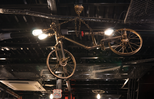 Phòng game ngày nay đang làm mọi cách để thu hút game thủ, kể cả việc treo xe đạp lên trần nhà để trang trí
