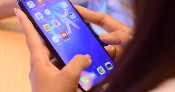 Huawei tung Nova 5T chạy Android, hoàn tiền nếu không truy cập được Google
