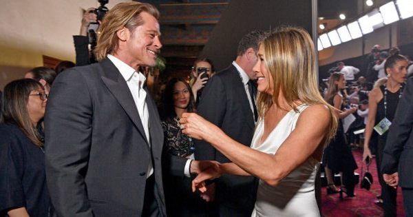 Nóng nhất lễ trao giải đầu năm: Brad Pitt và Jennifer Aniston công khai gặp mặt sau 15 năm ly hôn, ánh mắt gây chú ý