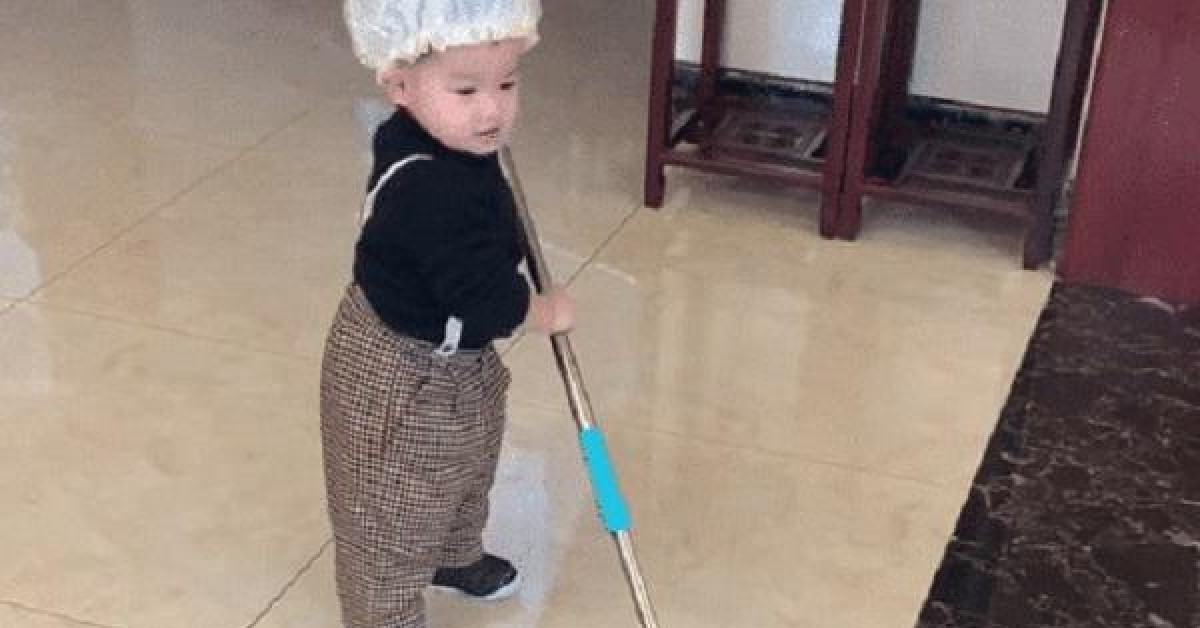 Cậu bé 2 tuổi chăm chỉ làm việc nhà, thái độ trong lúc làm mới là điều khiến dân mạng phải 