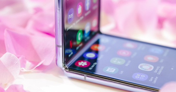 Bí mật đằng sau màn hình của Galaxy Z Flip: có phá vỡ quy tắc vật lý khi kính lại có thể gập và bẻ cong?