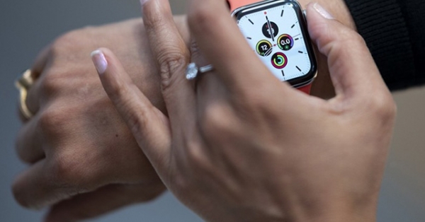 Có tiền thưởng Tết trong tay, chọn Apple Watch nào đây?