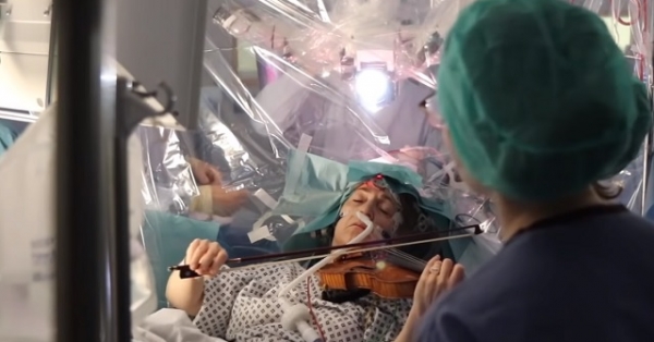 Chuyện hy hữu: Nữ bệnh nhân đang phẫu thuật não vẫn kéo đàn violin