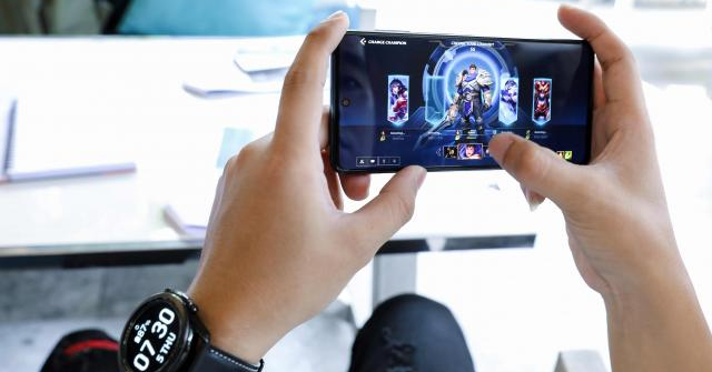 Thử thách pin 7000mAh trên Galaxy M51: Xem phim, chiến game xuyên ngày đêm