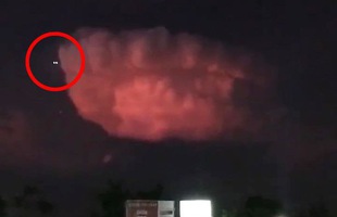 Vật thể lạ bí ẩn như UFO bay giữa đám mây sấm sét đỏ rực ở Thái Lan