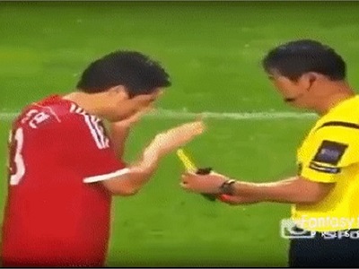 Những tình huống khó đỡ trong bóng đá: Cầu thủ chạy 4 chân, trọng tài cho bốc thăm thẻ đỏ-vàng